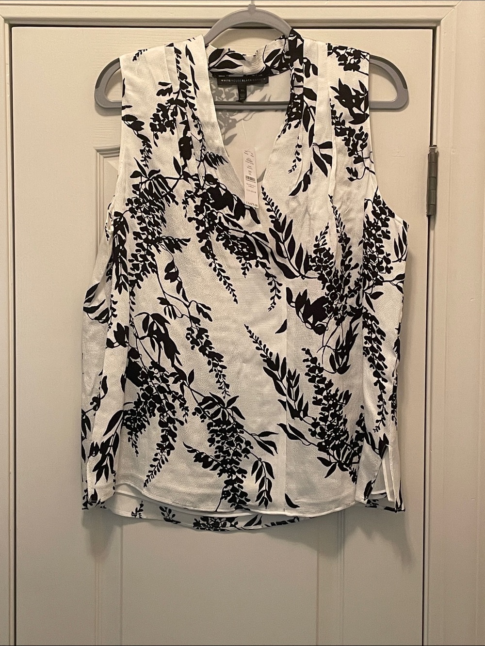 White House Black Market Black and White V-Neck Floral Sleeveless Top